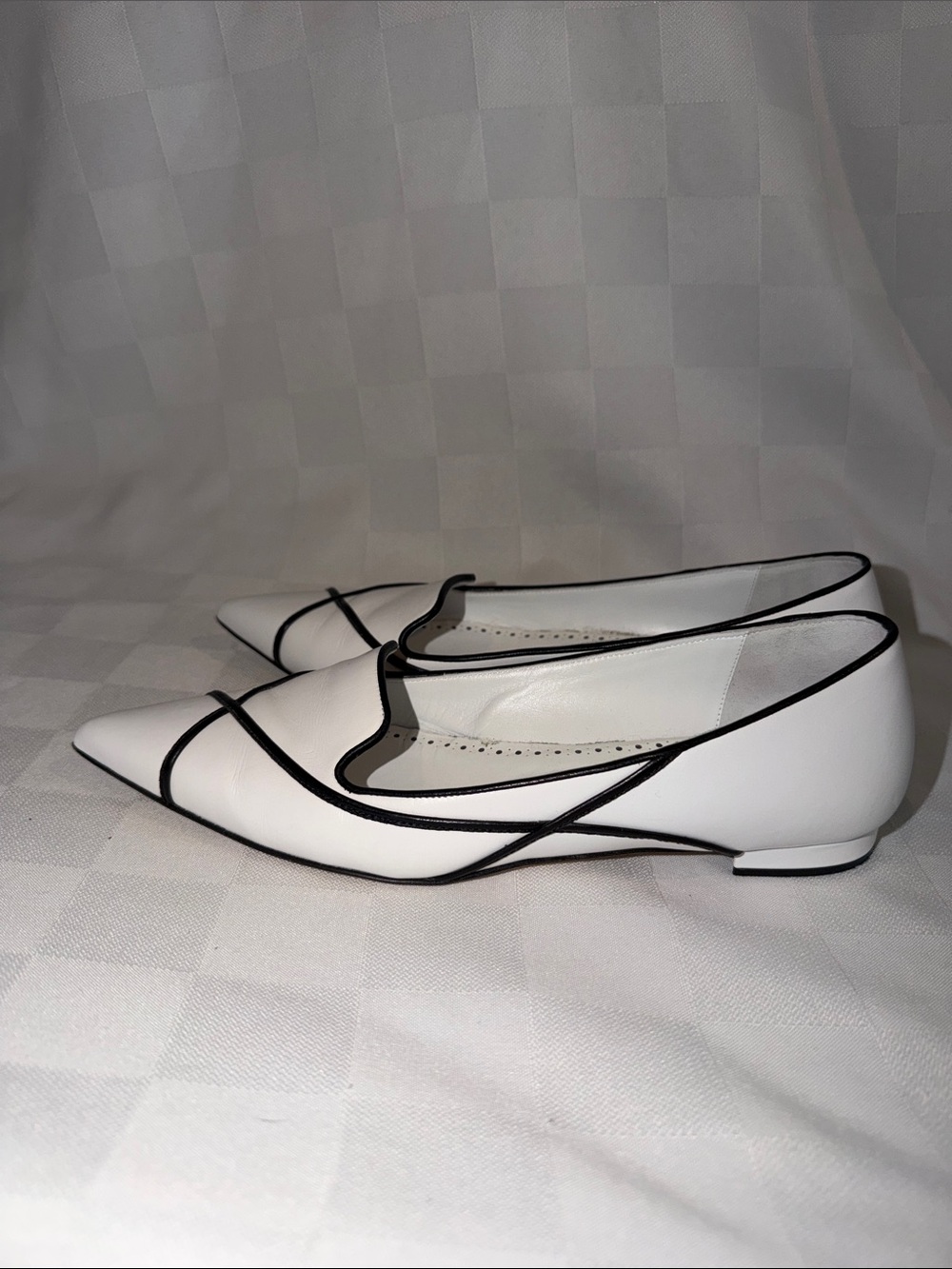 Sz 37 Manolo Blahnik White Black Dual-Band Embossed Flats